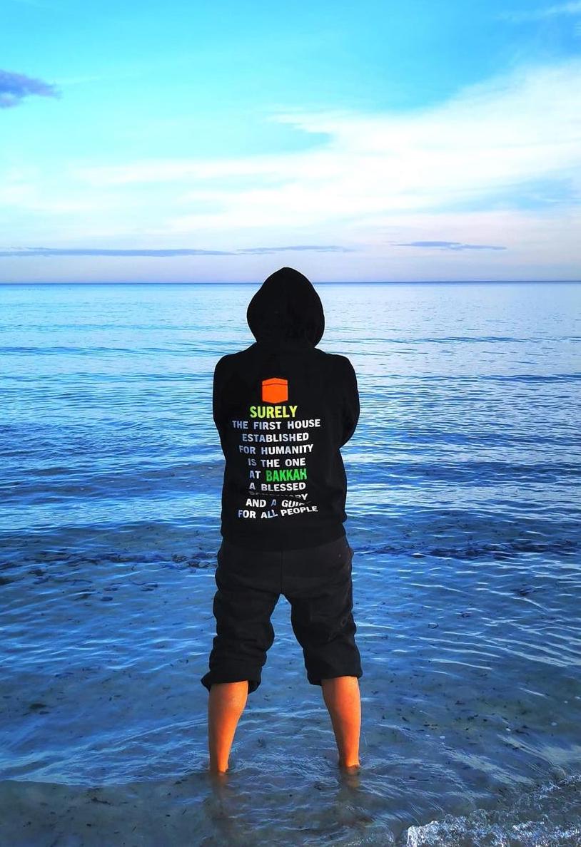 L’artiste face à la mer, dans un moment de contemplation et de réflexion personnelle