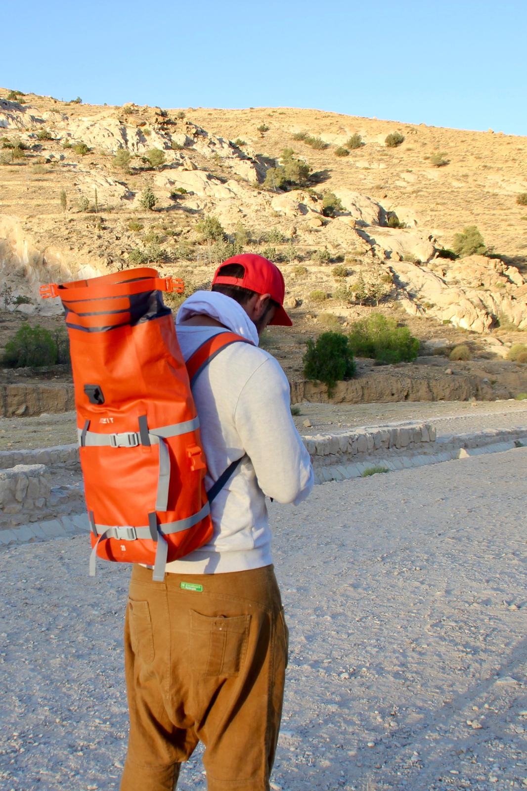L’artiste marchant dans un paysage rocheux en Jordanie, illustrant son parcours artistique