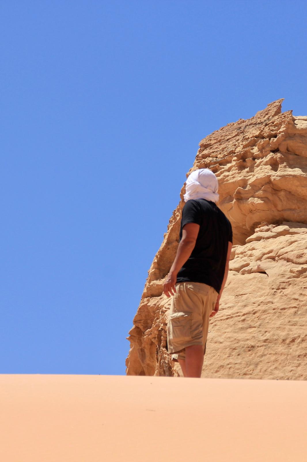L’artiste debout dans le désert du Wadi Rum, en Jordanie avec un ciel bleu