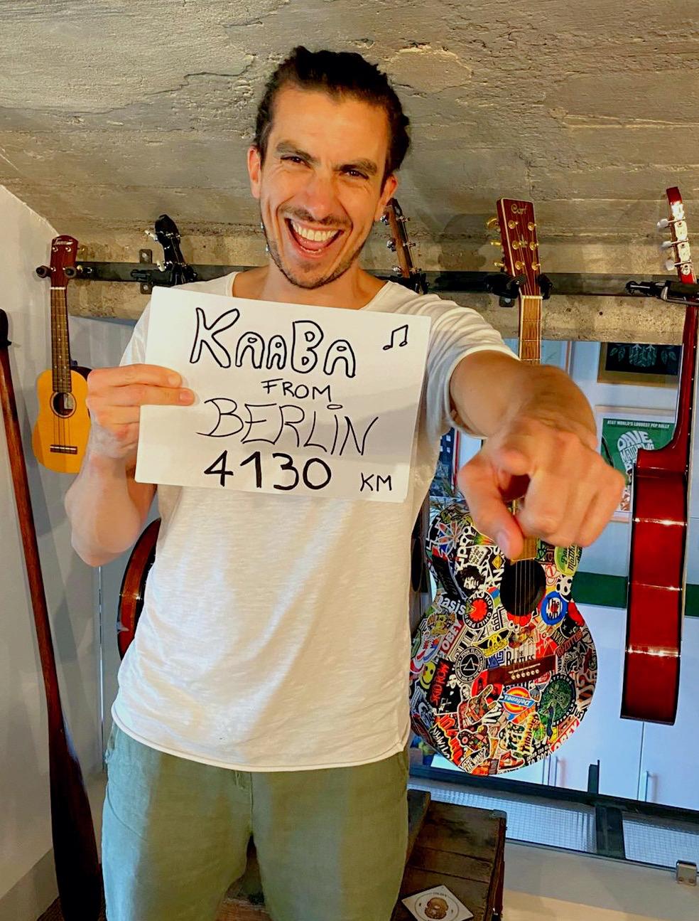 Personne tenant un message symbolique indiquant une connexion à la Kaaba
