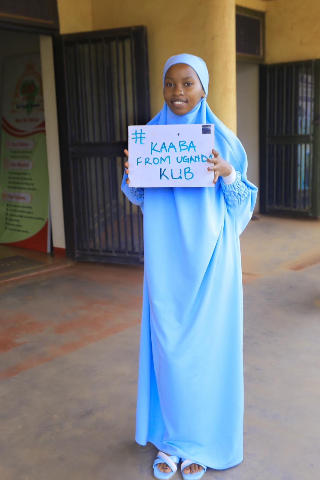 Jeune personne tenant un message symbolique exprimant un lien spirituel universel
